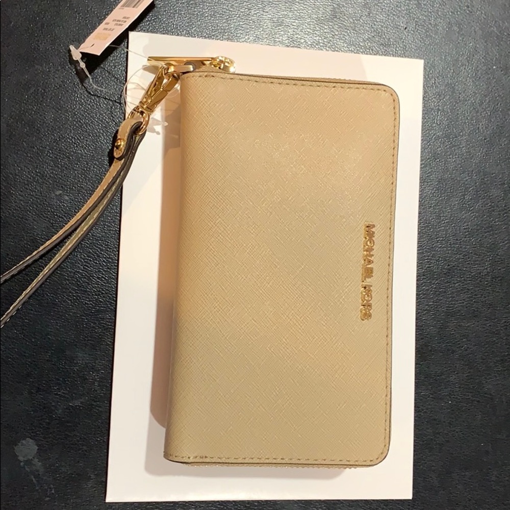 NWT-Michael Kors wristlet with cell phone holder.